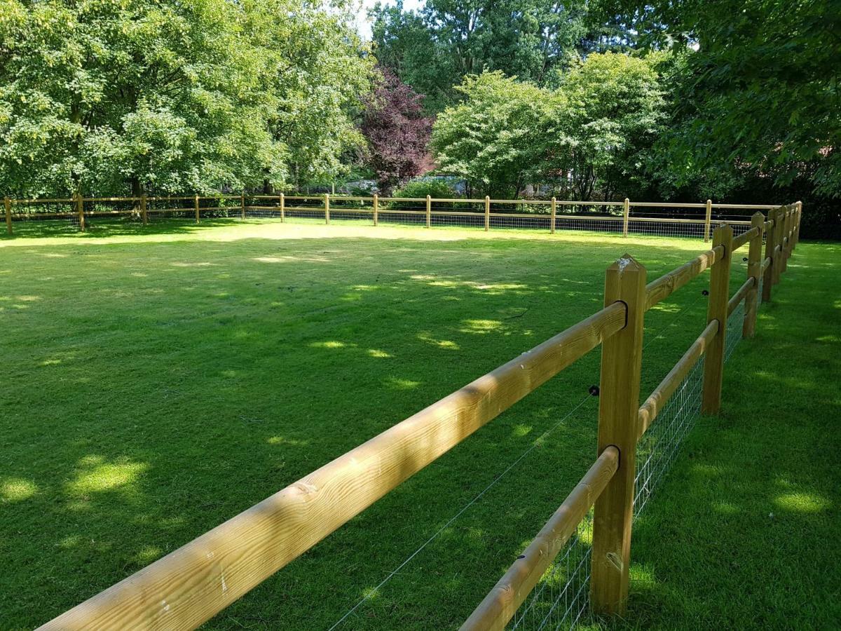 The Two Oaks - Private Garden For Guests Villa Hertsberge ภายนอก รูปภาพ